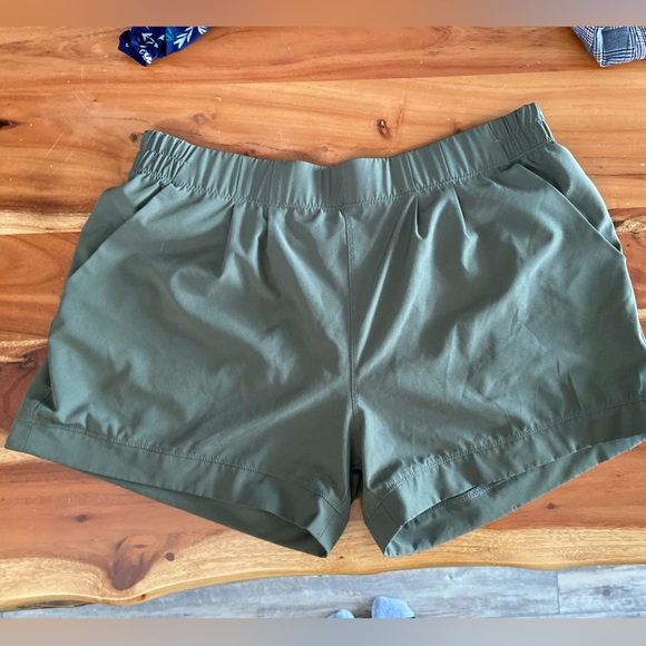 Zyia Active Pleated Workout Olive Green Pocket Mesh Lined Shorts - Picture 1 of 4